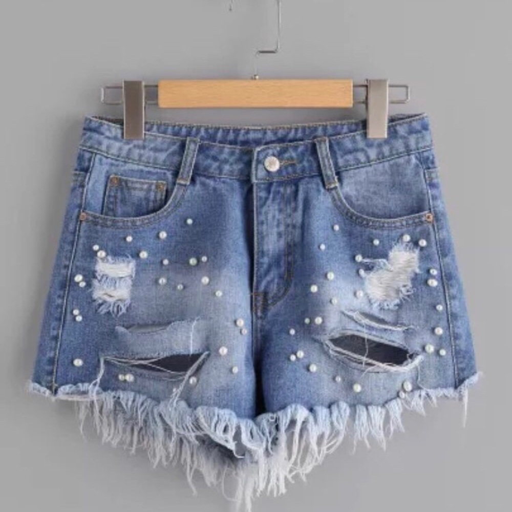 Destroyed pearl detailed shorts